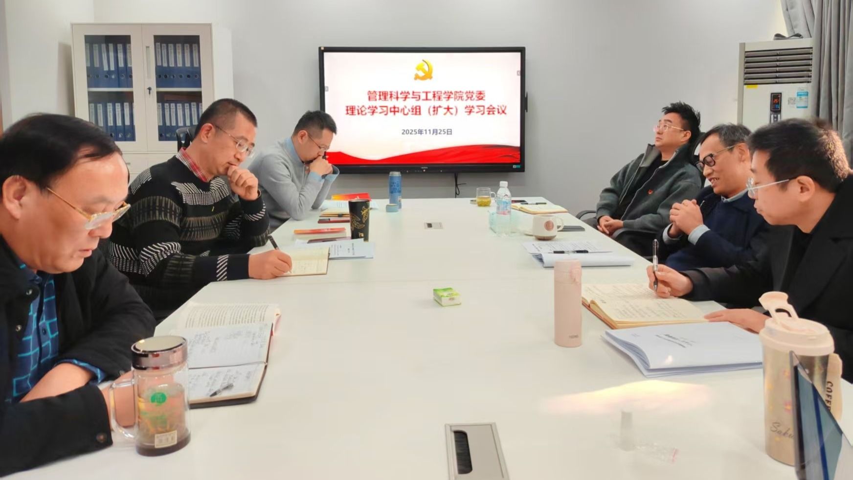 学校党委常委、副校长桂富强列席指导禁漫
党委理论学习中心组（扩大）学习会